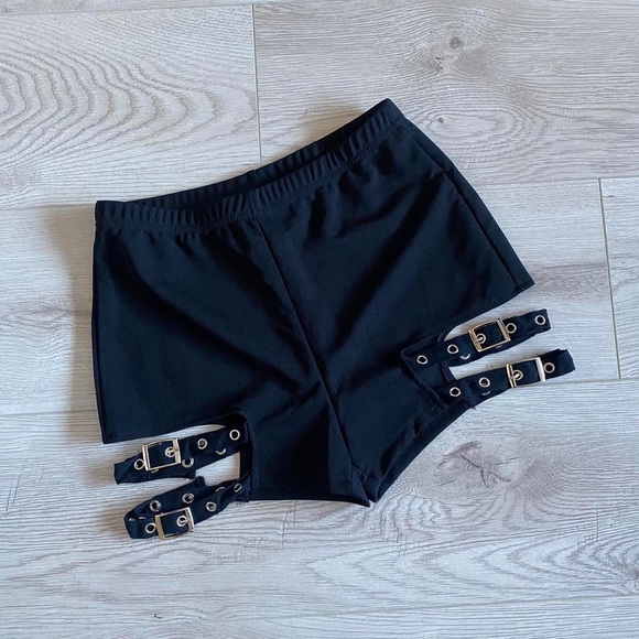 SHEIN buckle belt shorts - Picture 2 of 3